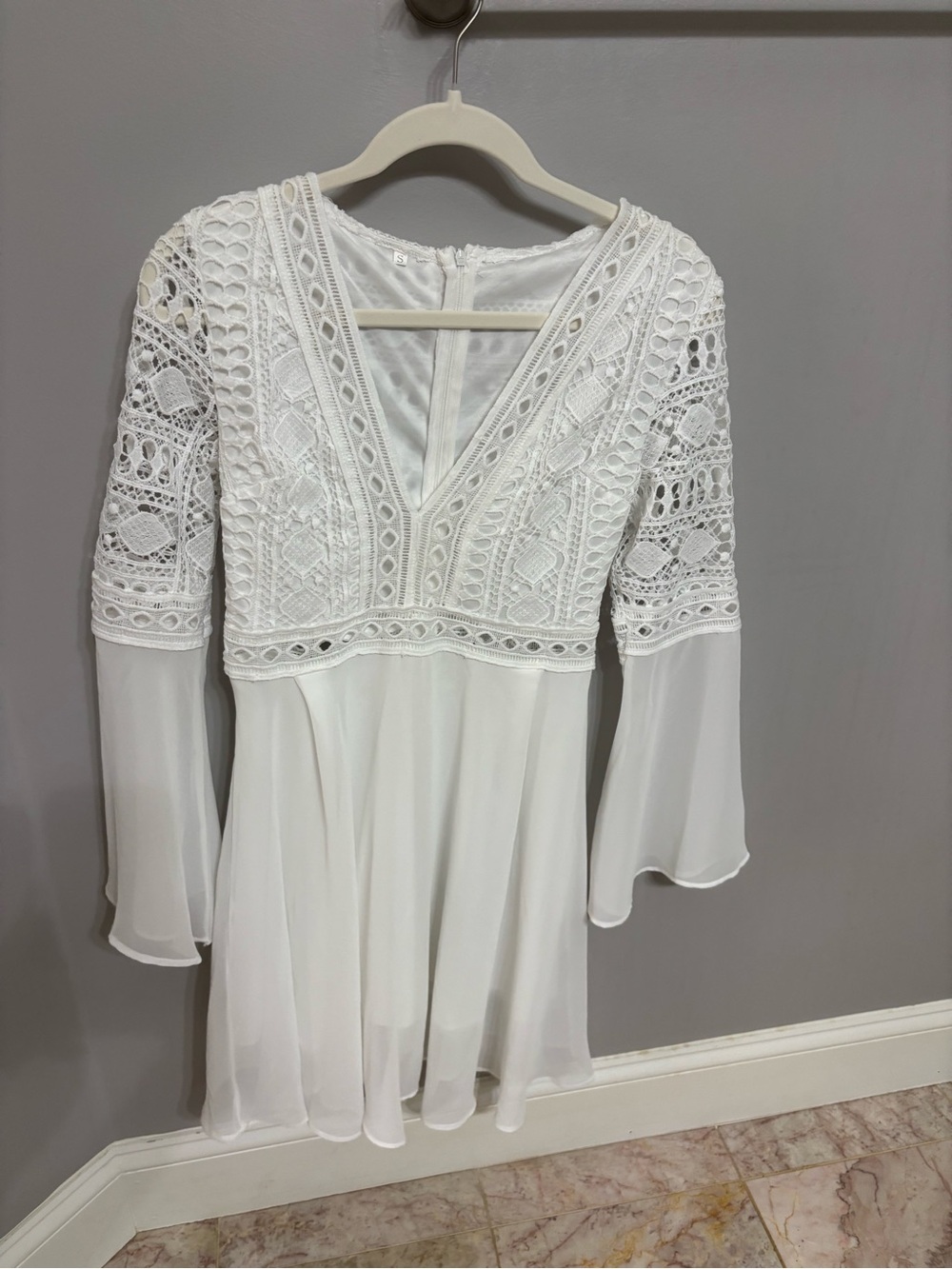 White Lace V-Neck Long Sleeve Dress